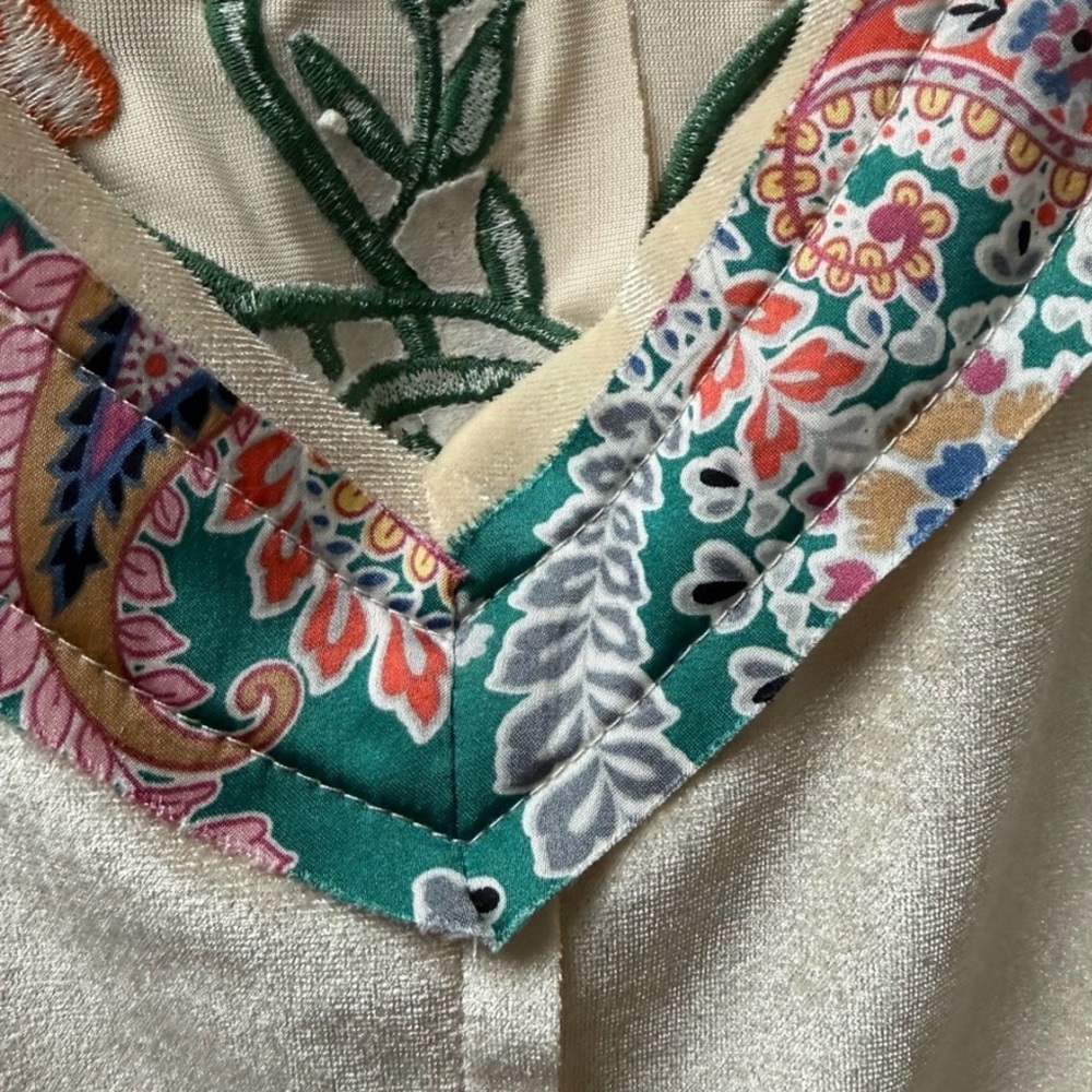 Like - new! POL L Cream Green Boho Embroidered Floral V Neck Blouse - Picture 4 of 8